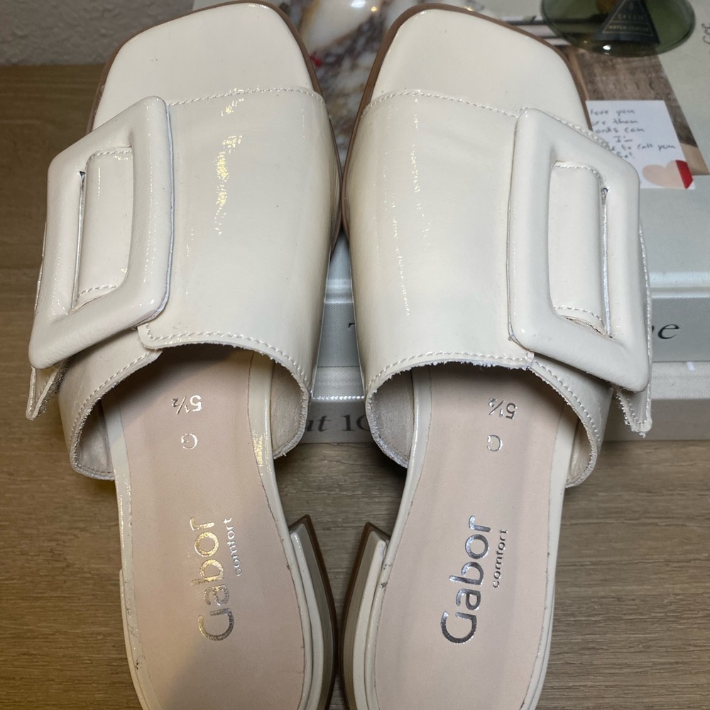 Gabor Bone Patent Gigi Slide Sandals w/ Buckle Sz 7.5 - NEW - Picture 3 of 4